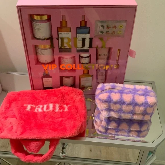 Truly VIP Collection beauty bundle with two free bags - Picture 2 of 11